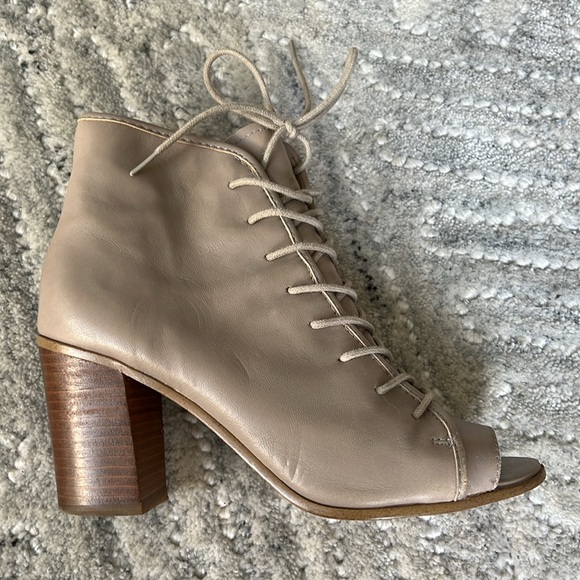 Classy taupe color leather lace up ankle boots - Picture 6 of 6